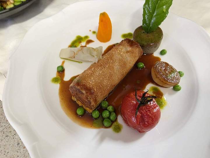 Rrouleau de printemps revisité, accompagné de légumes et d'une sauce Fontvieille