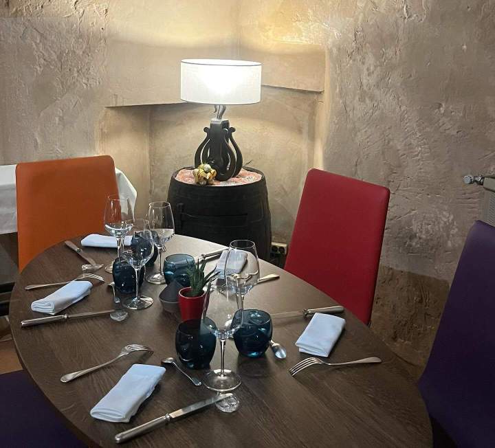 Table du restaurant dressée Fontvieille