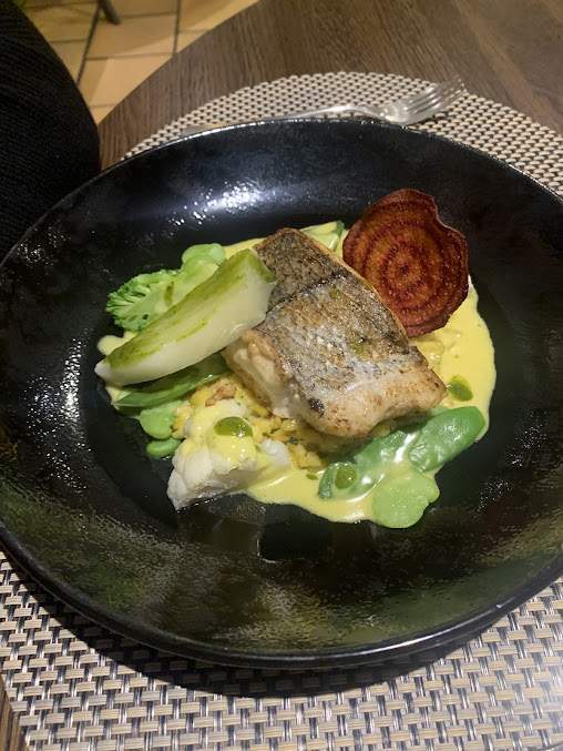 Filet de cabillaud grillé, accompagné de légumes et d'une sauce onctueuse Fontvieille