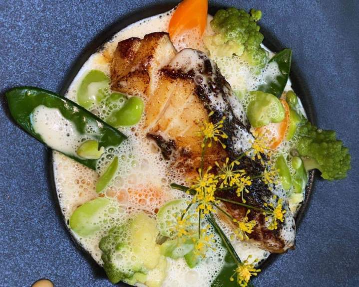 Loup de mer grillé, servi avec une purée de panais et des légumes de saison Fontvieille