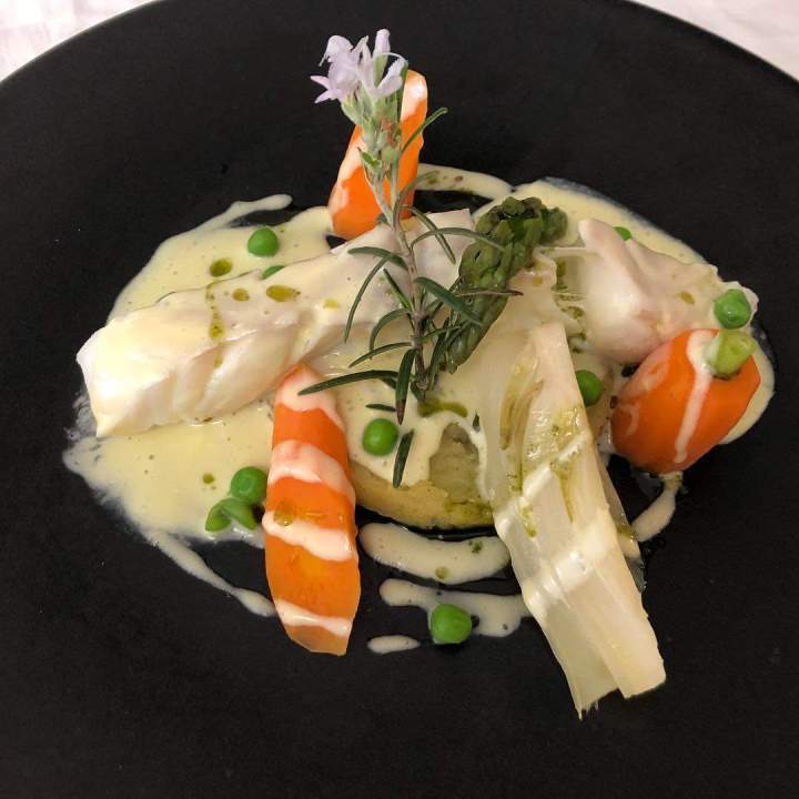 Filet de cabillaud poêlé accompagné de légumes et d'une sauce onctueuse Fontvieille